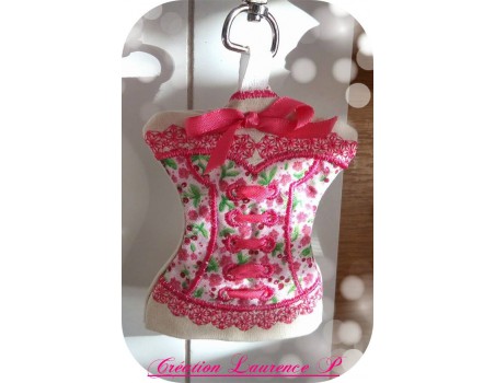 Motif de broderie machine bustier porte clé à oeillets  ITH