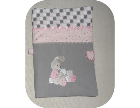 Motif de broderie machine lapin aux cubes