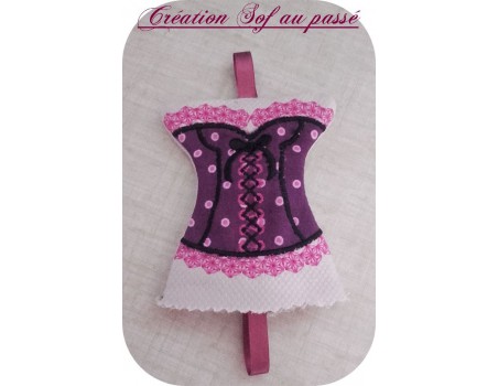 Motif de broderie machine bustier porte clé à ruban  ITH