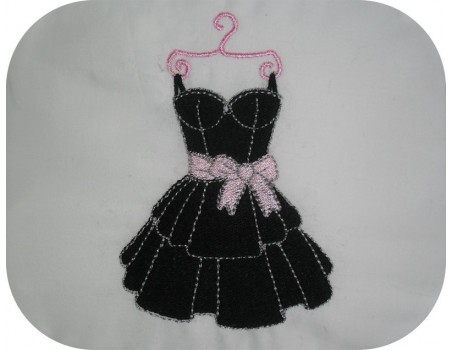 Motif de broderie machine robe noire