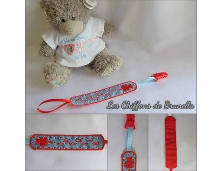 Attache tétine motif de broderie