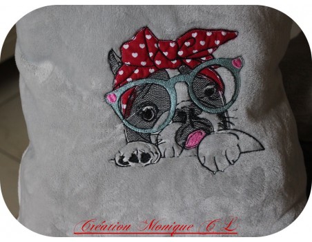 Motif de broderie machine bouledogue Français avec ses lunettes