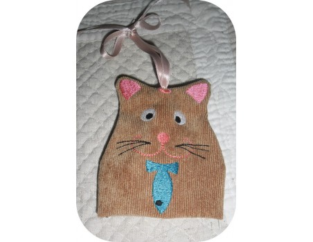 Motif de broderie machine porte clé  chat  ITH