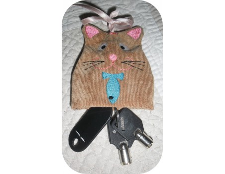 Motif de broderie machine porte clé  chat  ITH