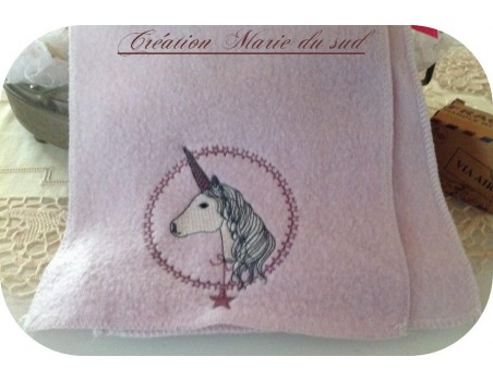 Motif de broderie machine tête de licorne étoilée