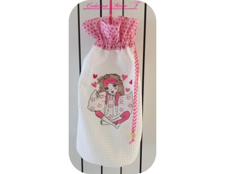 Motif de broderie machine fillette allant au lit