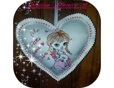 Motif de broderie machine fillette avec sa licorne