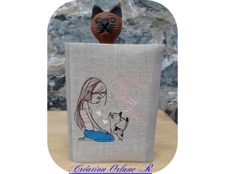 Motif de broderie machine fillette avec son chat