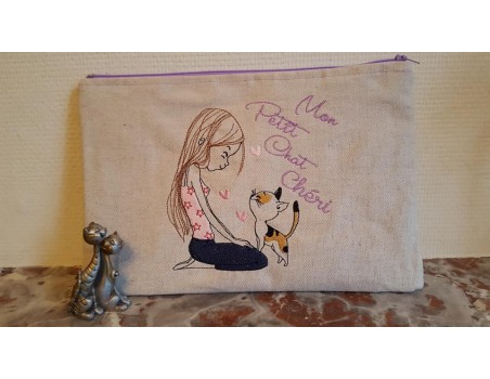 Motif de broderie machine fillette avec son chat