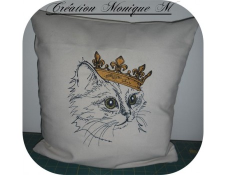 Motif de broderie machine chat avec sa couronne