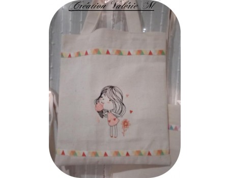 Motif de broderie machine fillette mangeant une glace