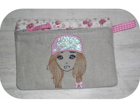 Motif de broderie machine fille avec son bonnet en mylar