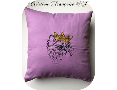 Motif de broderie machine chat avec sa couronne