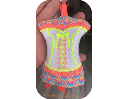 Motif de broderie machine bustier porte clé à ruban  ITH