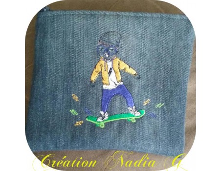 Motif de broderie machine garçon avec son skate