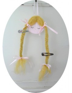 Motif de broderie tête à barrettes