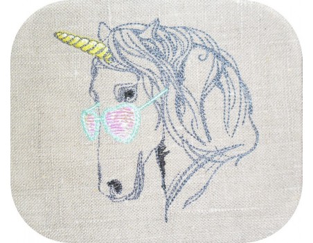 Motif de broderie machine licorne avec ses lunettes en mylar