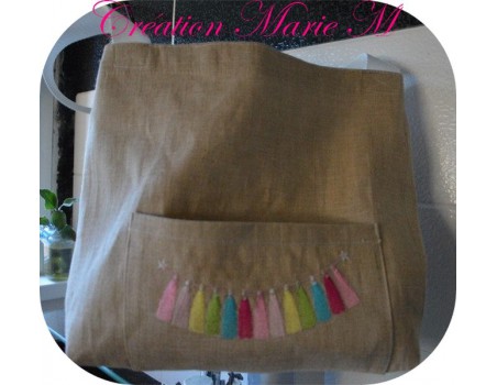 Motif de broderie machine guirlande pompons