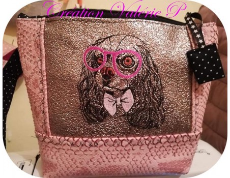 Motif de broderie machine cavalier king charles avec ses lunettes