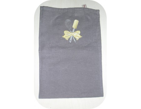 Motif de broderie machine  fouet et spatule  avec un noeud appliqué