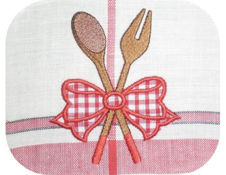 Motif de broderie machine  spatules en bois avec un noeud en appliqué