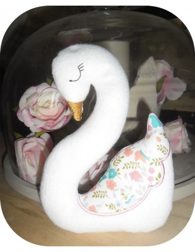 Motif de broderie machine  doudou cygne ith