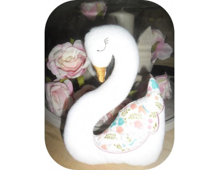 Motif de broderie machine  doudou cygne ith