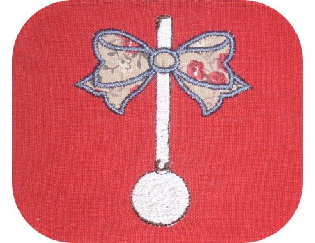 Motif de broderie machine  louche emaillée avec un noeud en appliqué