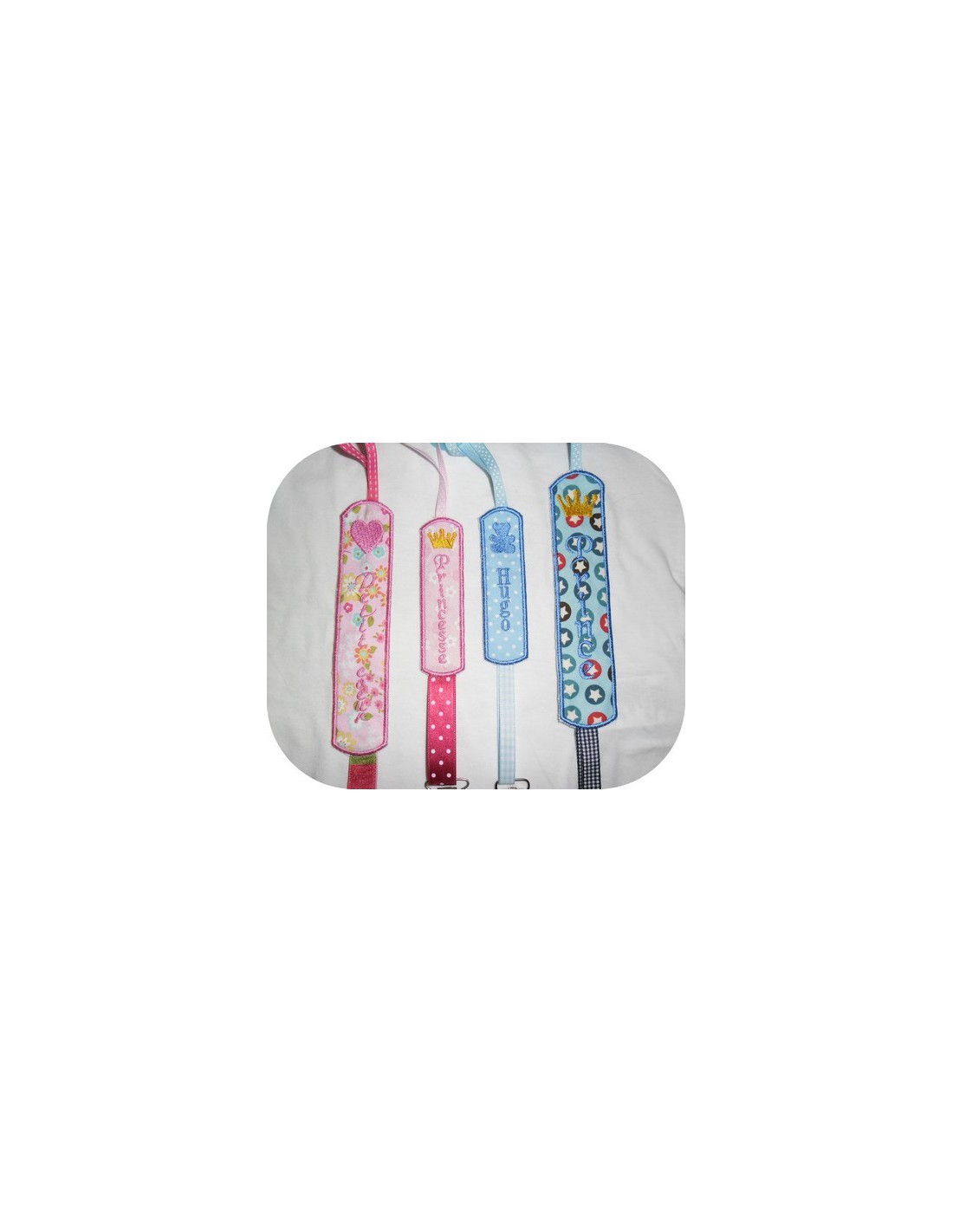 Attache tétine fille en silicone motif papillon