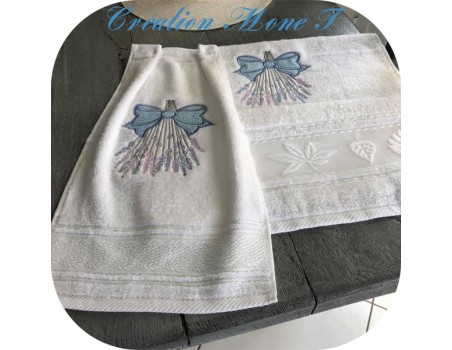 Motif de broderie machine lavande avec un noeud appliqué