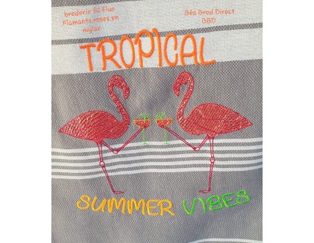 Motif de broderie machine flamants roses tropical vibes en mylar