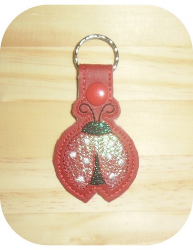 Motif de broderie machine porte clé coccinelle en mylar  ITH