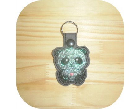 Motif de broderie machine porte clé panda en mylar  ITH