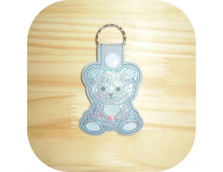 Motif de broderie machine porte clé ourson en mylar  ITH