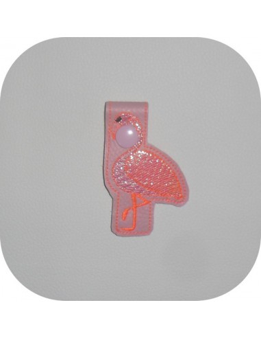 Motif de broderie machine porte clé flamant rose en mylar  ITH