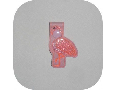 Motif de broderie machine porte clé flamant rose en mylar  ITH