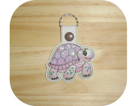 Motif de broderie machine porte clé tortue  en mylar  ITH