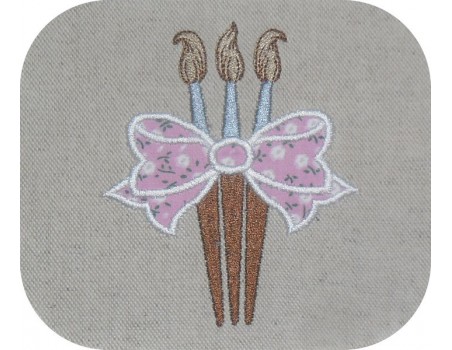 Motif de broderie machine pinceaux  avec un noeud appliqué