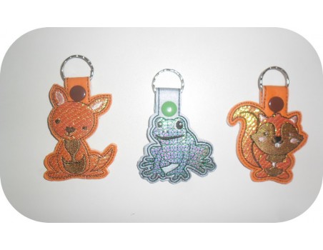 Motif de broderie machine porte clé grenouille en mylar  ITH