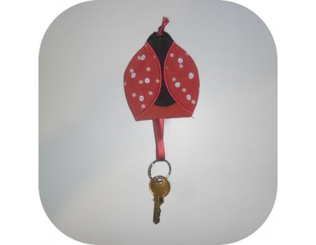 Motif de broderie machine coccinelle porte clé ou range tétine  ITH