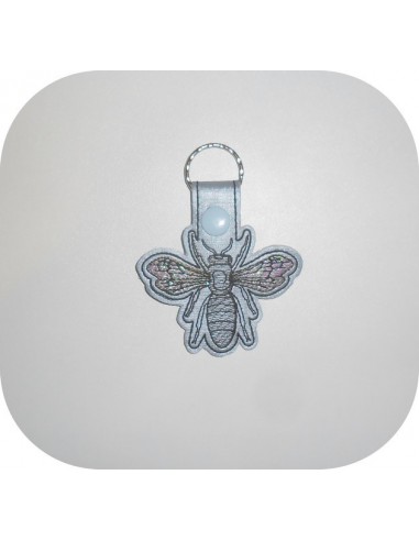 Motif de broderie machine porte clé abeille en mylar  ITH