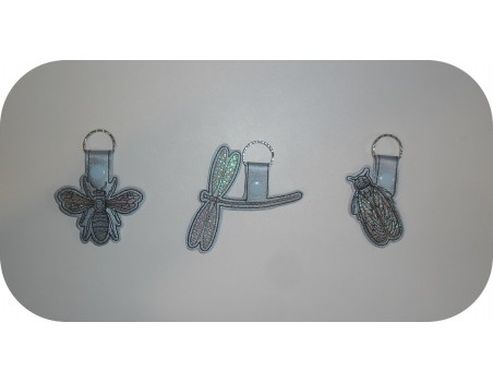 Motif de broderie machine porte clé abeille en mylar  ITH