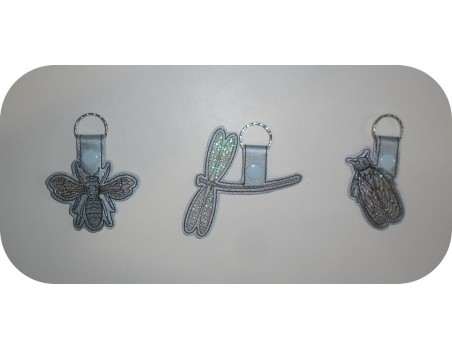 Motif de broderie machine porte clé abeille en mylar  ITH