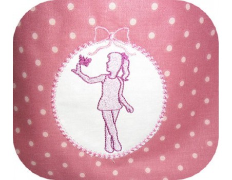 Motif de broderie fille au papillon