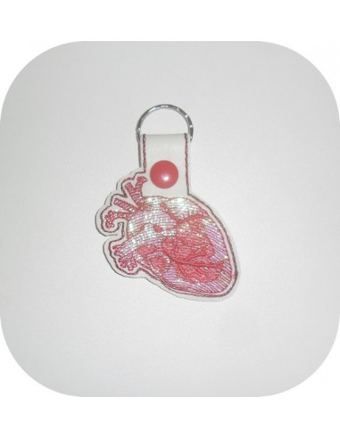 Motif de broderie machine porte clé coeur organe en mylar  ITH