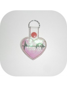 Motif de broderie machine porte clé coeur électrocardiogramme en mylar  ITH