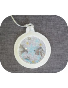 Motif de broderie machine boule de noël flocon  en mylar et en relief  ITH
