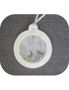 Motif de broderie machine boule de noël cerf  en mylar et en relief  ITH