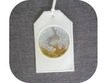 Motif de broderie machine  étiquette  boule de noël cerf  en mylar et en relief  ITH