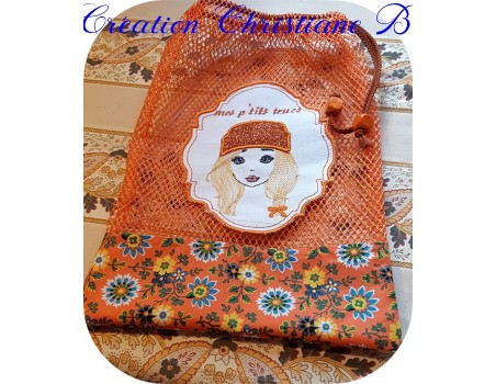 Motif de broderie machine fille avec son bonnet en mylar